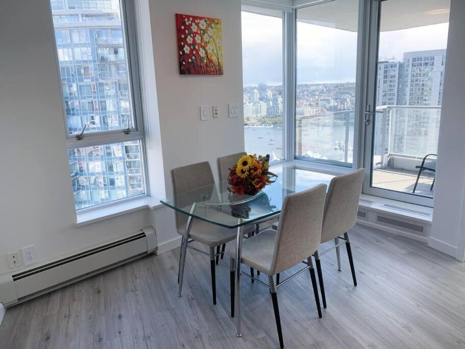Apartamento Downtown 3Br/2Ba+Views+Skytrain+Free Parking Vancouver Exterior foto