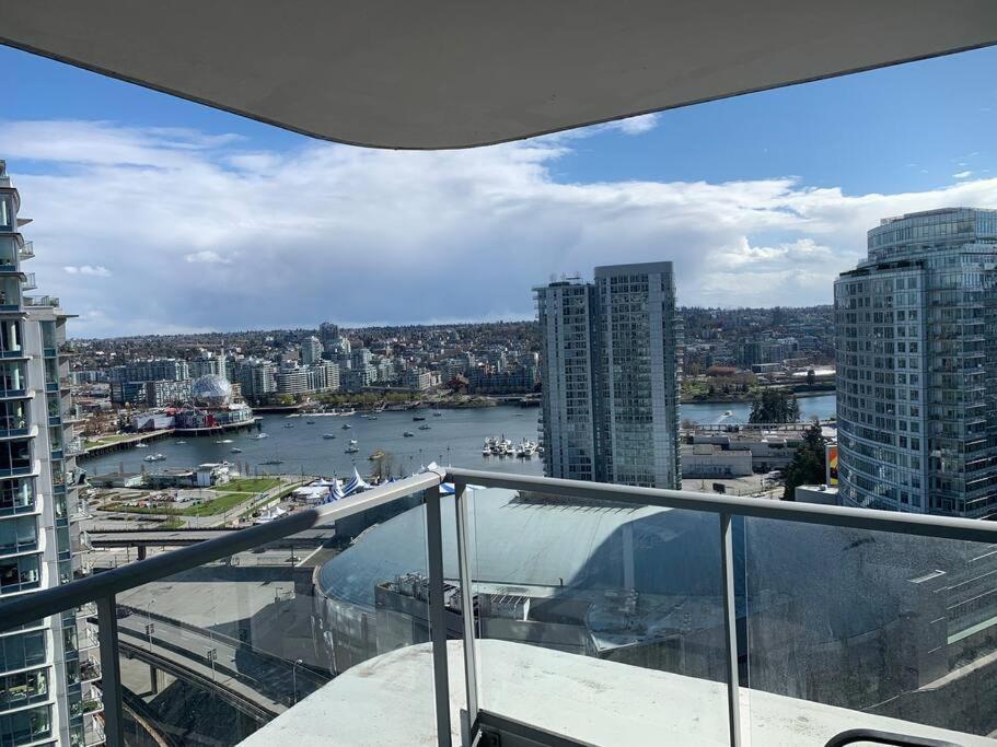 Apartamento Downtown 3Br/2Ba+Views+Skytrain+Free Parking Vancouver Exterior foto